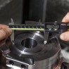 Mesure d'un alésage usiné au pied à coulisse Mitutoyo 500-196-30 en atelier